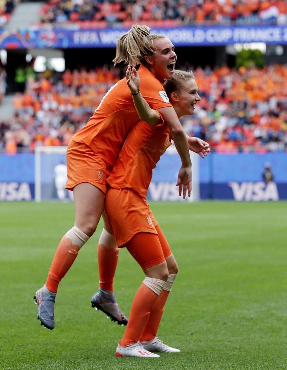 爱游戏官网包含费耶诺德围绕足总杯手感冰凉Scout在皇家马德里比赛中大比分领先，转会期费耶诺德调整名单以备意大利杯看傻球迷的词条